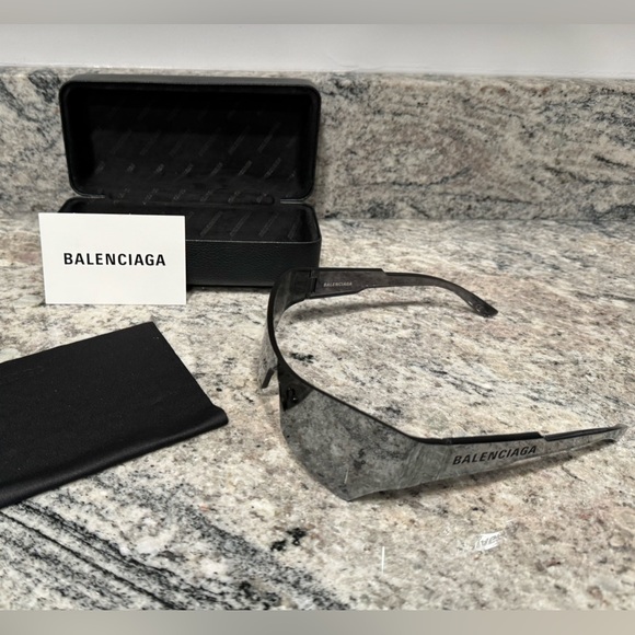 Balenciaga sunglasses with case and cleaning cloth. Like new - Picture 2 of 3